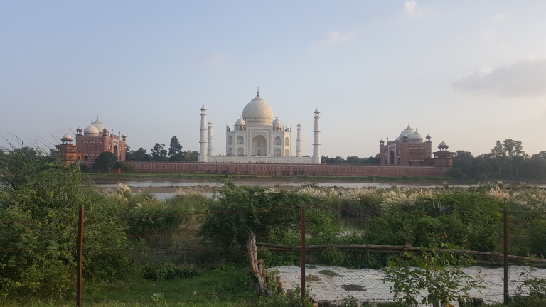 Taj Mahal desde los jardines de enfrente